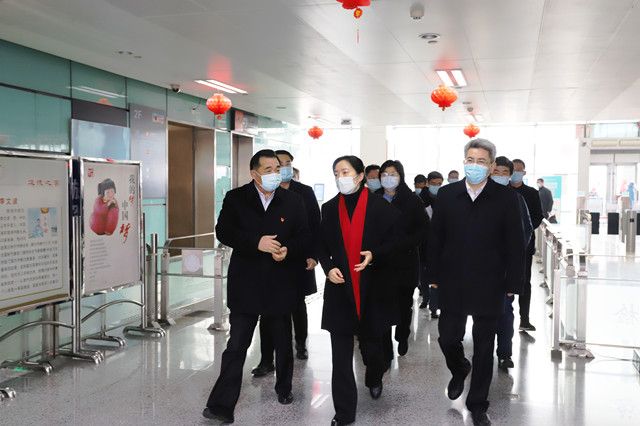 市領(lǐng)導(dǎo)至車站走訪慰問和疫情防控、保供應(yīng)保安全保暢通工作督查