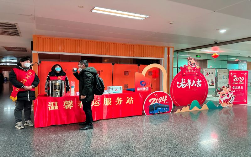 平靜的旅途中，熟悉的溫馨依舊 ——春運(yùn)路上的暖心服務(wù)