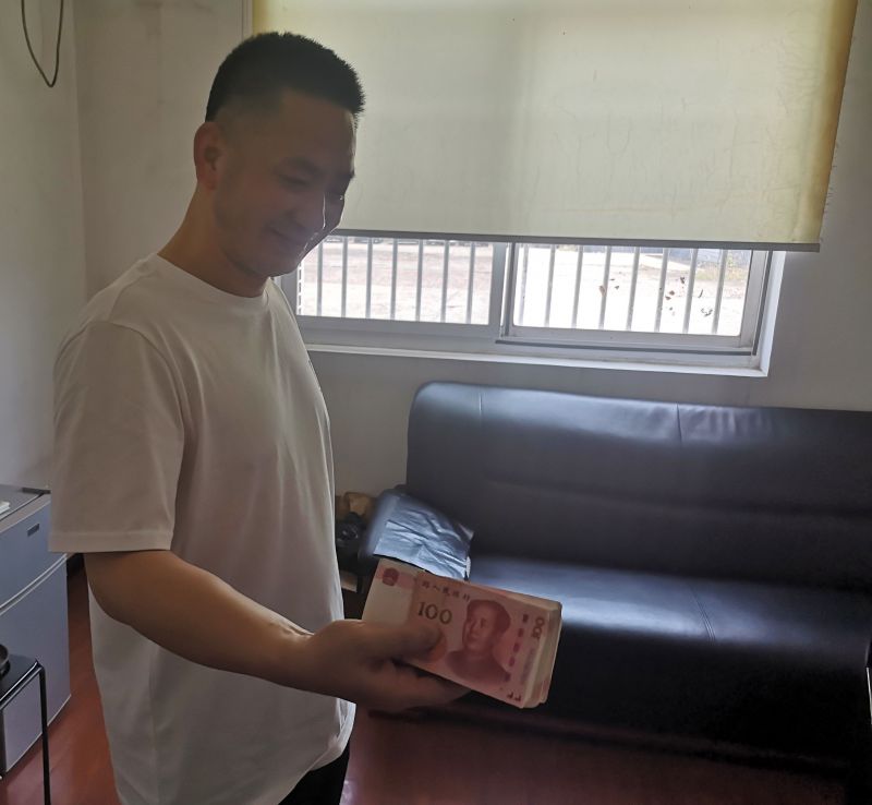 點贊！拾金不昧好的哥 萬元現(xiàn)金物歸原主